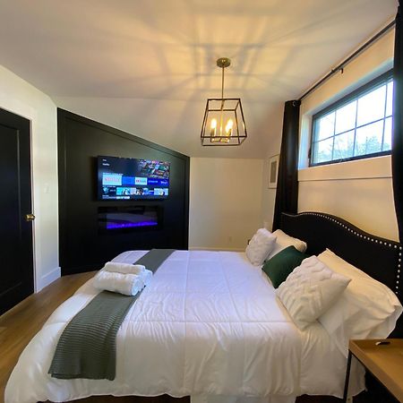 Stylish Downtown Kingsville Getaway With Putting Green, Firepit & Games Kültér fotó