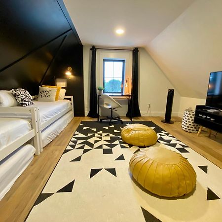 Stylish Downtown Kingsville Getaway With Putting Green, Firepit & Games Kültér fotó