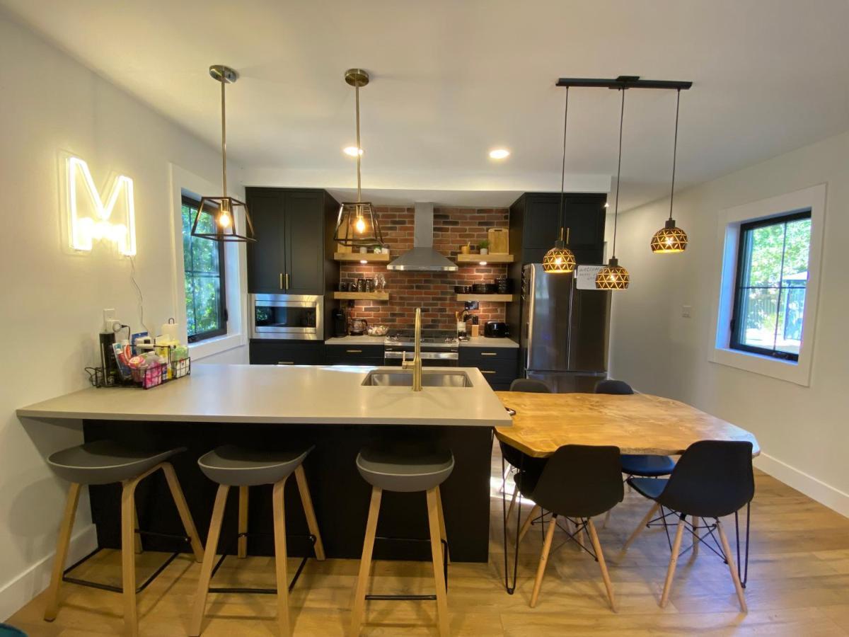 Stylish Downtown Kingsville Getaway With Putting Green, Firepit & Games Kültér fotó