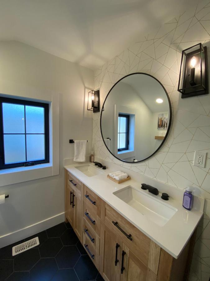 Stylish Downtown Kingsville Getaway With Putting Green, Firepit & Games Kültér fotó