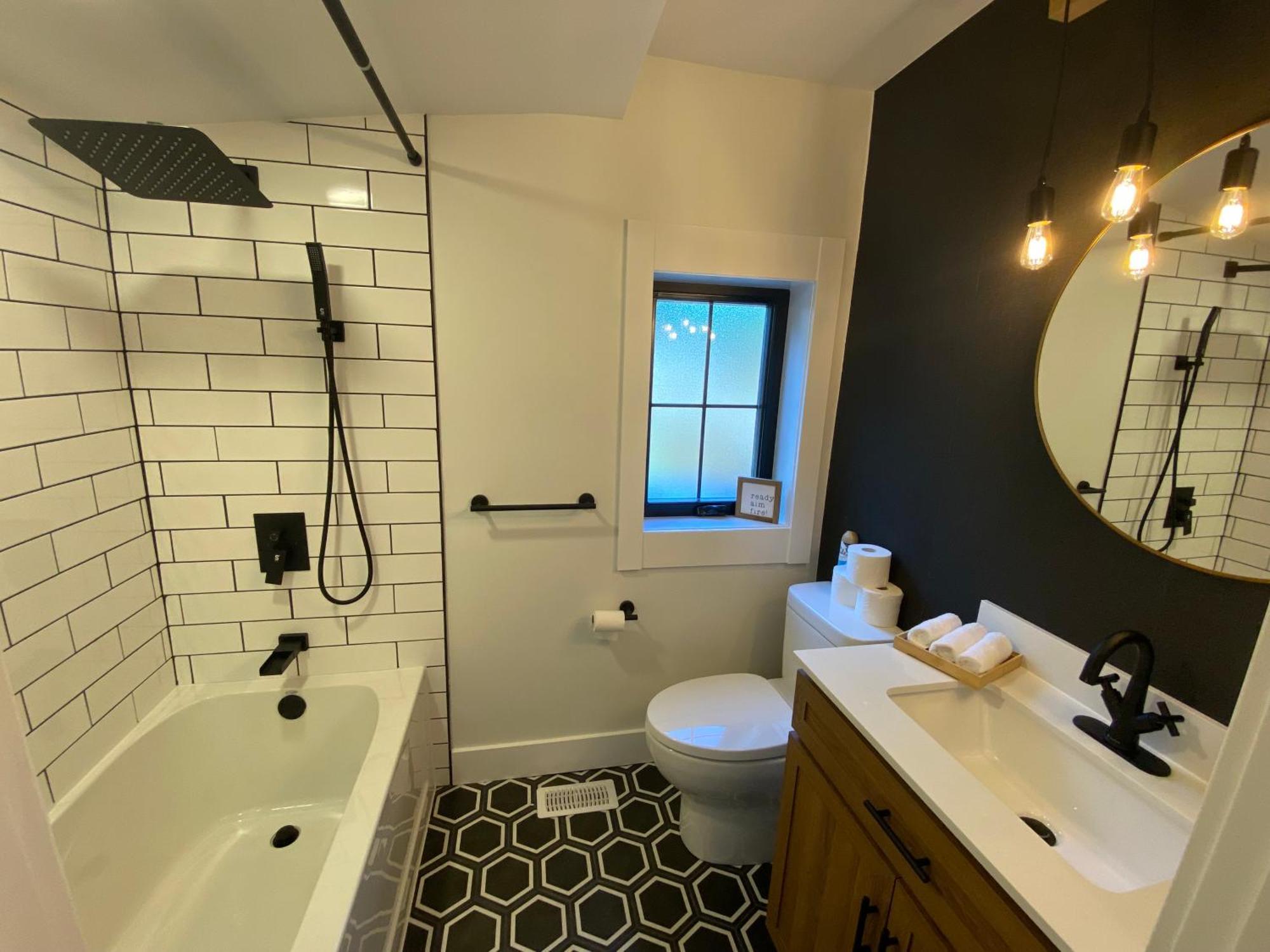 Stylish Downtown Kingsville Getaway With Putting Green, Firepit & Games Kültér fotó